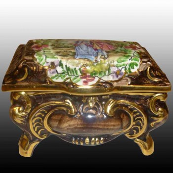 Bequet-Quaregnon-earthenware candy box-Belgium-hand painted and heightened with gold