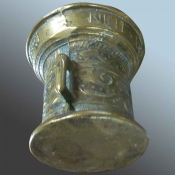 Bronze mortar with its pestle