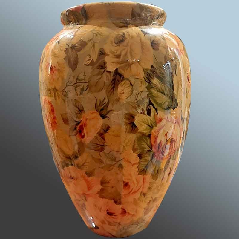 Mooie bloemrijke decoratieve vaas